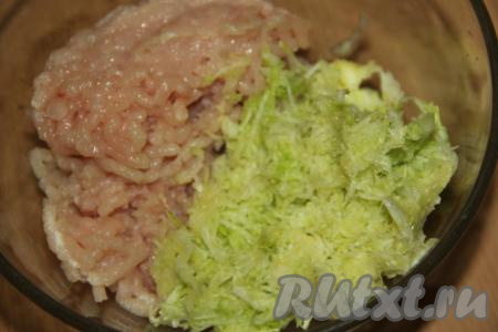  Если у кабачка твёрдая шкурка, то лучше её очистить. Молодой кабачок натереть на мелкой тёрке, а затем отжать лишний сок (должно получиться, примерно, 300 грамм мякоти кабачка) и добавить к куриному фаршу.
