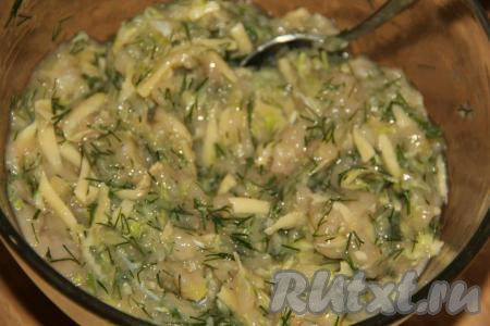 С помощью столовой ложки тщательно перемешать курино-кабачковую массу, которая получится в меру густой.