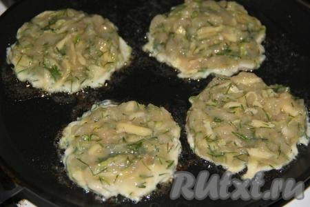 В сковороду влить немного масла и выложить по 1 столовой ложке курино-кабачковой массы, формируя круглые оладьи.
