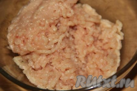 Можно использовать готовый куриный фарш, а можно пропустить через мясорубку куриное филе.