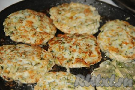 Жарить оладьи из куриного фарша с кабачками на среднем огне до золотистого цвета с двух сторон, затем переложить на тарелку. Таким образом пожарить на сковороде все оладушки.
