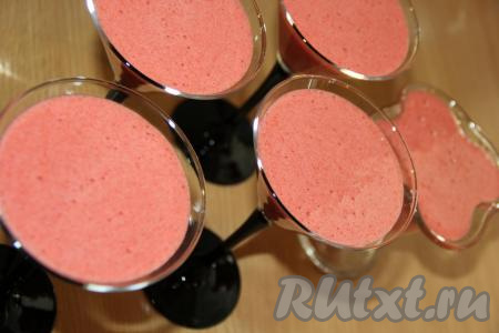 Клубничную массу, взбитую с желатином, разлить по фужерам (или креманкам) и поставить мусс в холодильник на пару часов (до полного застывания).