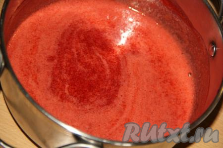 Кастрюлю с клубничным пюре, смешанным с сахаром, поставить на средний огонь и довести на среднем огне до кипения. Варить, помешивая, пару минут (до полного растворения сахара). Снять кастрюлю с огня и остудить клубничное пюре до комнатной температуры.