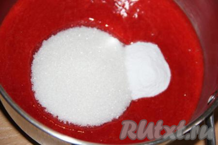 Клубничное пюре выложить в кастрюлю, добавить сахар и ванильный сахар, перемешать.