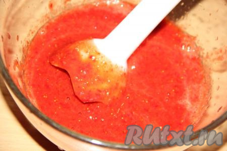 Погружным блендером пюрировать клубнику.