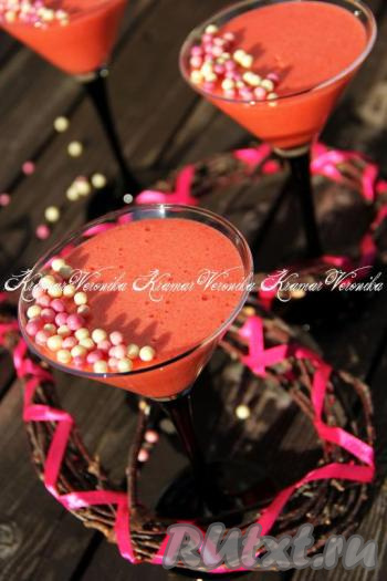 Мусс, приготовленный из клубники с желатином, получается ярким, ароматным и очень вкусным, украсить его, по желанию, а затем подать к столу.