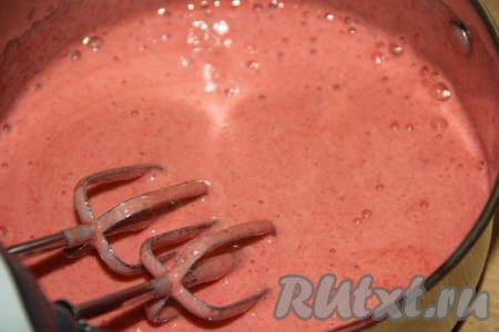 Взбивать клубничную массу с желатином с помощью миксера в течение 15 минут. Масса посветлеет и увеличится в объёме.