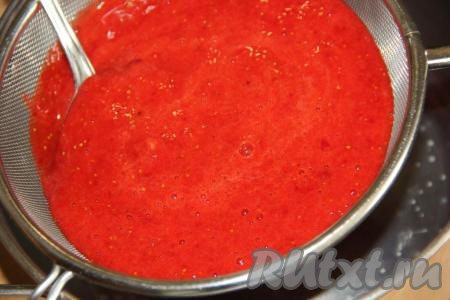 Откинуть клубничное пюре на сито и перетереть, чтобы избавиться от косточек.&nbsp;