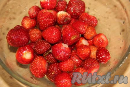 Клубнику перебрать, удалить листики и промыть.