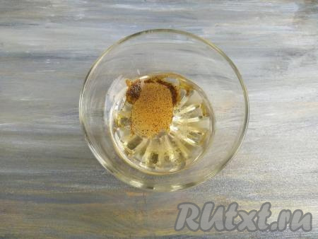 Для заправки смешать яблочный уксус (или лимонный сок), соль, чёрный молотый перец и, примерно, 1,5 столовых ложки растительного масла.