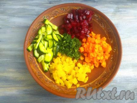 Нарезанные картошку, свежий огурчик, морковь и свеклу выложить на тарелку для перемешивания, добавить мелко нарезанные петрушку и укроп, перемешать летний винегрет.