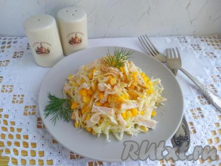 Салат с капустой, ветчиной и кукурузой