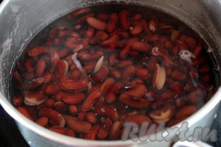 Затем слейте эту воду, залейте новую воду, доведите до закипания, выключите огонь и оставьте под крышкой на полчаса.