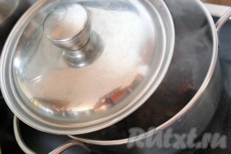 Снова слейте воду, налейте новую и варите на среднем огне 45 минут. В нашем случае не нужно, чтобы она разваривалась, поэтому не солите. Красная фасоль, сваренная без предварительного замачивания, прекрасно подойдёт для приготовления многих первых и вторых блюд. 