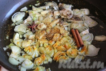 Приступаем к приготовлению фасоли со свининой. На растительном масле обжарьте слегка нашинкованный лук и добавьте к нему карри, корицу, бадьян, куркуму, кориандр и потомите на слабом огне.