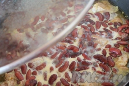 Добавьте 2/3 стакана горячей воды и практически готовую красную фасоль к свинине, потушите всё вместе около 20 минут на среднем огне под крышкой.