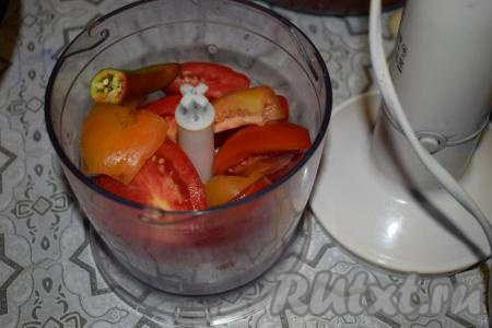 Нарезанные помидоры, острый и болгарские перцы выкладываем в чашу блендера и измельчаем до однородности в несколько приёмов. Можно, конечно, прокрутить овощи на мясорубке.