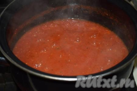 Провариваем массу со специями, солью и сахаром ещё 5 минут.