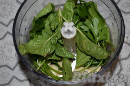 В это время базилик, петрушку и зубчики чеснока отправляем в блендер.&nbsp;