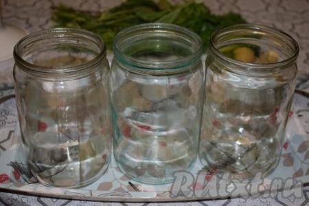 Заранее подготавливаем банки, моем их горячей водой с содой и держим над паром, идущим из кипящего чайника. Крышки заливаем кипятком и оставляем на пару минут.