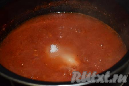 Кладём сахар, соль, вливаем уксус&nbsp;и перемешиваем.