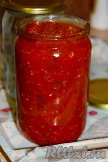 В чистые простерилизованные банки раскладываем томатный соус, приготовленный с добавлением базилика и чеснока.