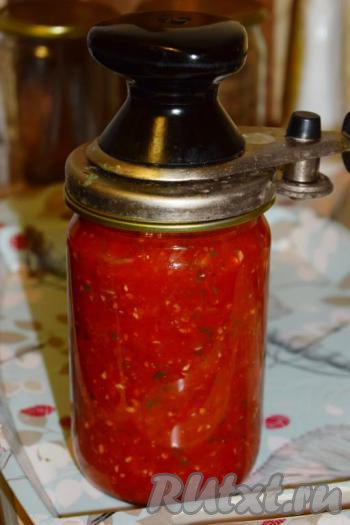 Закатываем банки при помощи закаточного ключа (или винтовыми крышками), переворачиваем заготовки дном вверх и укутываем одеялом до полного остывания. Далее храним заготовку в погребе, на балконе или просто в квартире в прохладном месте.&nbsp;