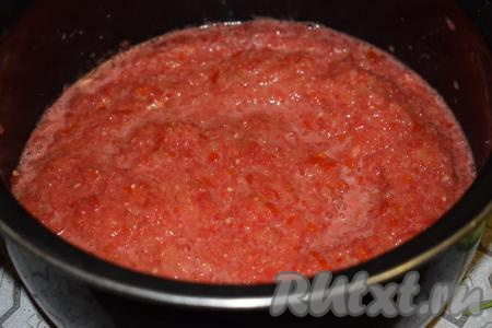Измельчённые в кашицу овощи отправляем в глубокую кастрюлю.