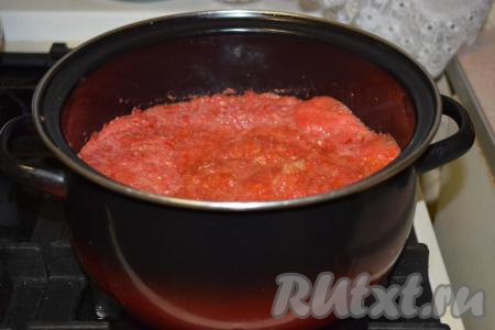 Ставим кастрюлю на огонь и варим с момента закипания на среднем огне, примерно, 25 минут. Крышкой массу не накрываем, чтобы испарялась лишняя жидкость.