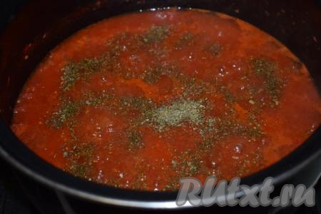 По прошествии времени, когда томатная масса станет однородной, добавляем к ней специи "Итальянские травы" (или "Прованские травы").