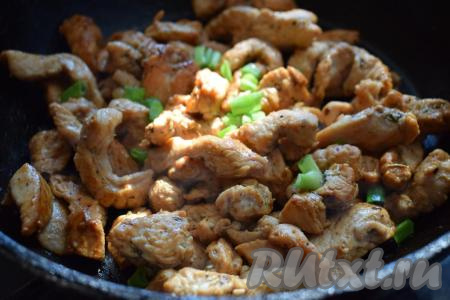 Сковороду с готовыми кусочками индейки снимаем с огня, посыпаем нарезанной зеленью и подаём к столу.