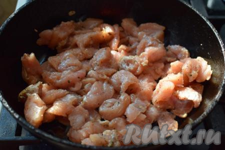 По прошествии времени ставим сковороду на плиту. Масло для жарки мы не добавляем, нам вполне хватит масла, которое было в маринаде. В разогретую сковороду выкладываем кусочки индейки и жарим на среднем огне, примерно, 10 минут периодически помешивая.