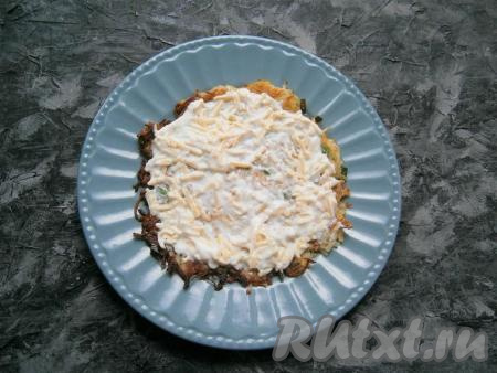 Получившейся смесью промазать все картофельные коржи-драники, складывая их друг на друга.