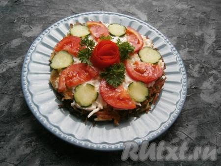 Верх картофельного торта украсить розочкой и полукружочками из свежего помидора, кружочками свежего огурца и зеленью.&nbsp;