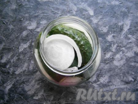 Обрезать у огурцов края и заполнить ими банки, перекладывая кружочками лука.