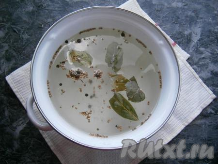 Подготовить маринад, для этого 1 литр воды налить в кастрюлю, добавить соль, лавровые листочки, сахар, горошинки чёрного и душистого перцев, зёрна кориандра. Дать маринаду закипеть, а затем проварить до растворения кристаллов соли и сахара. Убрать маринад с огня, добавить уксус и перемешать.