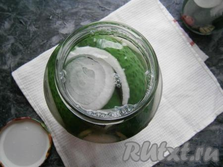 Банки с огурцами и луком до горлышка залить крутым кипятком, прикрыть предварительно прокипячёнными крышками и оставить минут на 10. По прошествии времени воду из баночек слить в раковину, снова влить в банки кипящую воду, прикрыть крышками и оставить минут на 10.