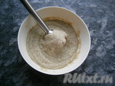Получившуюся массу измельчить до состояния паштета&nbsp;погружным блендером.