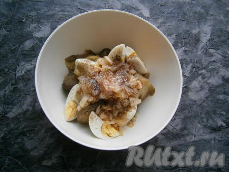 Очищенный лук нарезать произвольно и обжарить на сковороде на сливочном масле, иногда помешивая, до золотистости. Немного лук остудить и добавить к баклажанам и яйцам, всыпать соль и чёрный молотый перец по вкусу.