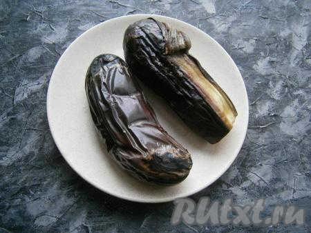 Наколоть баклажаны в нескольких местах вилкой (или ножом) и запечь в разогретой духовке при температуре 200 градусов около 25 минут (они должны стать мягкими).