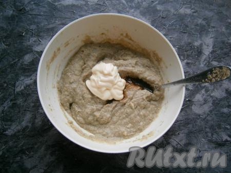 Добавить в паштет майонез и соевый соус, хорошенько перемешать и охладить в холодильнике минут 30-40.