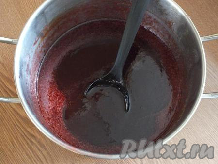 Верните кастрюлю на огонь, включите умеренный огонь и нагревайте. После закипания, варите сливовый джем, помешивая, в течение&nbsp;15 минут на небольшом огне. За это время джем заметно начнёт темнеть. И если по дну кастрюли провести ложкой (или лопаткой), то там масса будет более густой. Это говорит о том, что джем можно снимать с огня.