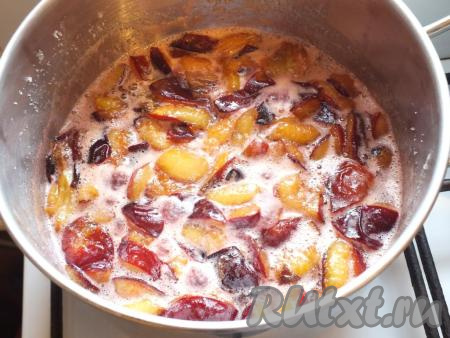 Через указанное время снимите кастрюлю с огня, накройте крышкой и оставьте при комнатной температуре на 3-6 часов (можно оставить на ночь).