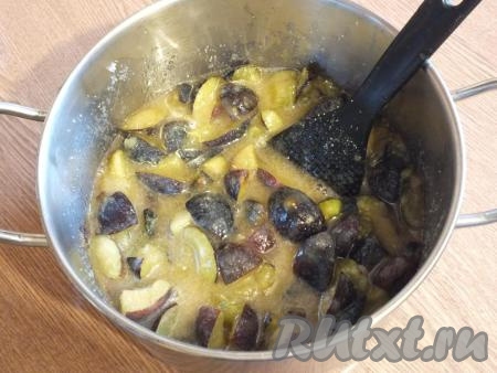 Половинки слив нарежьте на четвертинки. Переложите нарезанные сливы в кастрюлю с толстым дном, засыпьте сахаром. Пестиком потолките сливы с сахаром и оставьте при комнатной температуре на 30 минут.