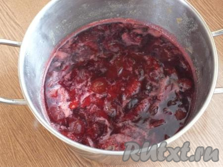 По истечении времени поставьте кастрюлю со сливами на минимальный огонь, нагревайте до закипания, а затем варите 15 минут, снимая пену и время от времени перемешивая.