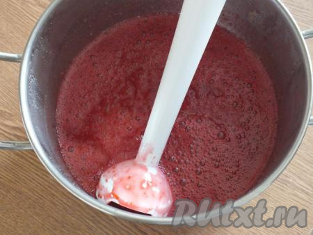 Снимите с огня кастрюлю. Горячее содержимое пробейте погружным блендером до однородного состояния.&nbsp;