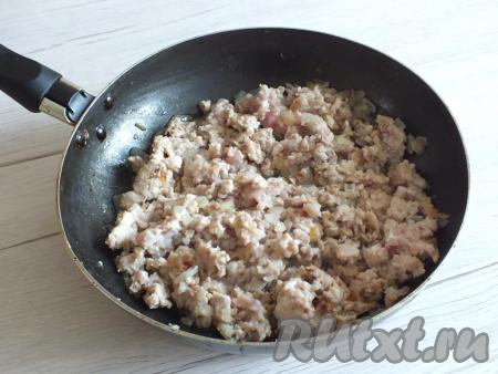 Готовый фарш снимите с огня. Если выделилось много сока, его лучше слить. Отставьте фарш в сторону, дайте остыть и начинка для кабачковых чебуреков готова.