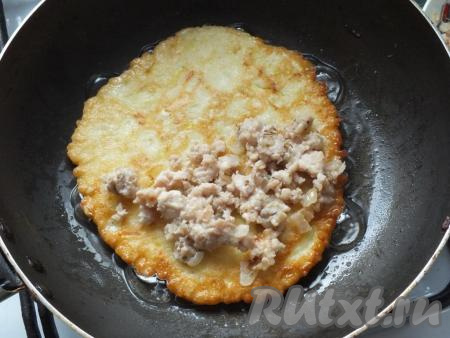 Переверните блинчик. На край положите 1,5 столовые ложки&nbsp;начинки из фарша.