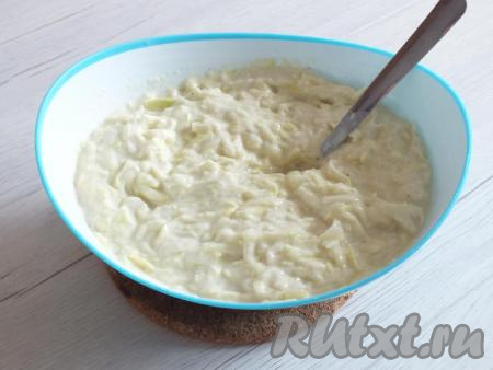 Хорошо перемешайте кабачковое тесто, чтобы не было мест с комочками муки. Тесто получится в меру густым.