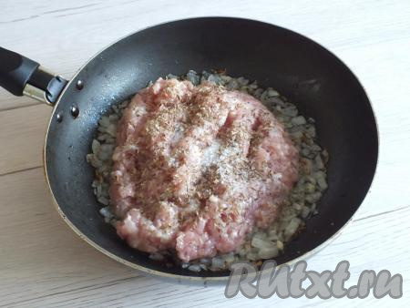 Когда лук станет мягким, выложите фарш. Хорошо его разомните лопаткой и смешайте с луком, добавьте соль и специи по вкусу. Обжаривайте фарш на среднем огне до готовности (минут 10-15), перемешивая и разбивая мясные комочки.
